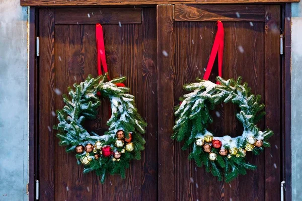 Ahşap kapı dekorasyonunda Noel çelengi