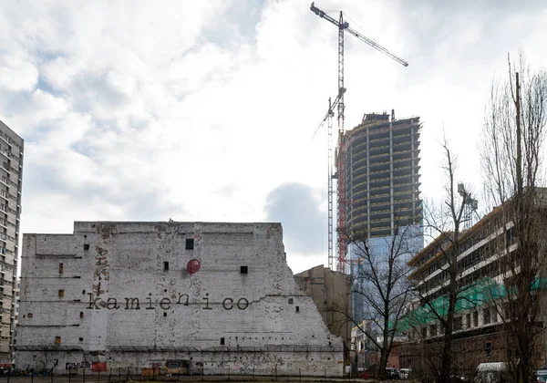 Warsaw Poland. February 18, 2019. The ruins of old Warsaw with a mural on the wall of Kamien i co. The building is being prepared for demolition. — Stock Photo, Image