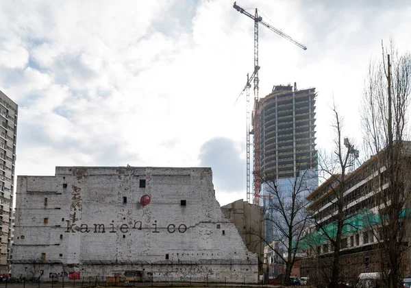 Warsaw Polonya. 18 Şubat 2019. Eski Varşova bir duvar Kamien duvar ile yıkıntıları ben co. Bina yıkım için hazırlanıyor.