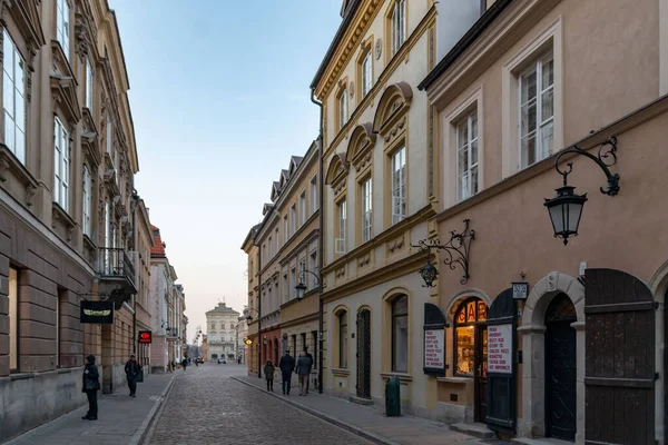 Calle de la ciudad del casco antiguo de Varsovia. Calle estrecha entre edificios coloridos del casco antiguo. 18 de febrero de 2019. Varsovia, Polonia . —  Fotos de Stock