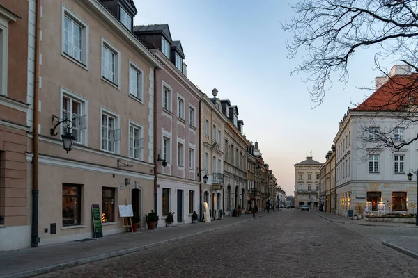 City street of old town in Warsaw. Narrow street between colorful buildings of old town. February 18, 2019. Warsaw, Poland. — Stock Photo, Image