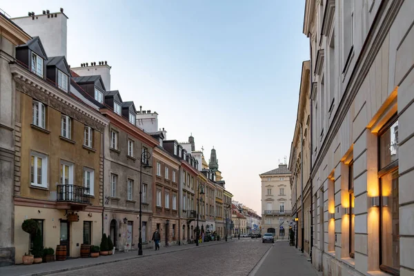 Calle de la ciudad del casco antiguo de Varsovia. Calle estrecha entre edificios coloridos del casco antiguo. 18 de febrero de 2019. Varsovia, Polonia . —  Fotos de Stock