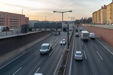 Plaka ve araba logolarının kaldırıldığı yoğun otoyol