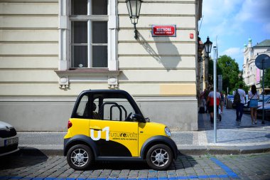 Prag, Çek Cumhuriyeti. 28 Ağustos 2018. Prag 'ın merkezinde sarı mini elektrikli araba. Prag, Çek Cumhuriyeti. 28 Ağustos 2018. Küçük şehir. Akıllı araba..