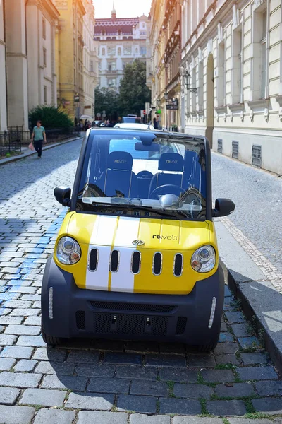Prag, Çek Cumhuriyeti. 28 Ağustos 2018. Prag 'ın merkezinde sarı mini elektrikli araba. Prag, Çek Cumhuriyeti. 28 Ağustos 2018. Küçük şehir. Akıllı araba..