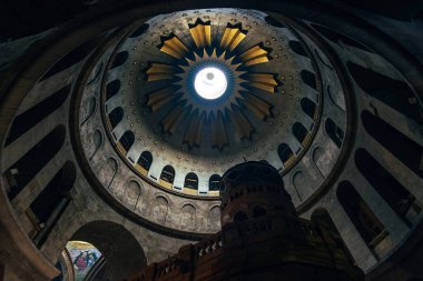 Coronavirus Paskalya 'nın kurallarını değiştiriyor. Kudüs 'teki Kutsal Mezar Kilisesi' ndeki İsa 'nın Mezarı. Mezar tapınağının kubbesi. Kudüs Diriliş Tapınağı. Kudüs, İsrail. 24 Temmuz 2019.