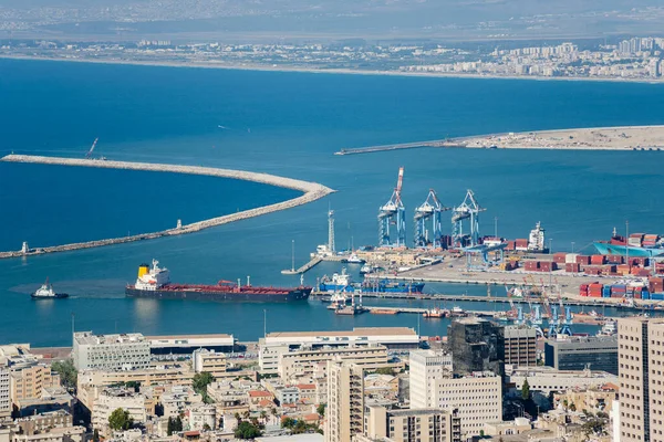 23 Temmuz 2019. Hayfa, İsrail. İsrail 'in Akdeniz kıyısındaki Hayfa Körfezi ve Liman Panoraması