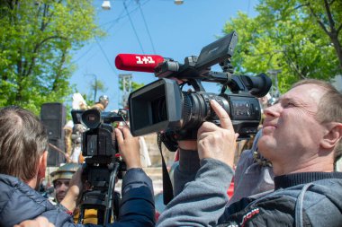 Odessa, Ukrayna. 27 Nisan 2019. Paskalya etkinliklerinin yeniden inşası. Kanal 1 artı 1 'den kamera operatörü. TV kanalı video operatörü raporları yaz