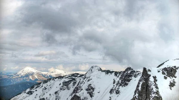 Uitzicht op de besneeuwde top van de berg — Stockfoto