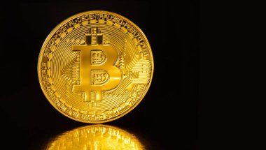Siyah arka planda izole edilmiş şifreli para birimi Altın Bitcoinler. Sanal para. Zincir teknolojisi, bitcoin madencilik konsepti..