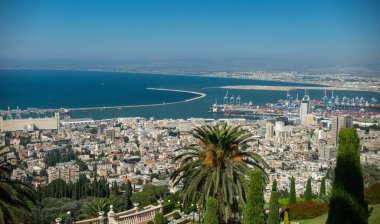 Hayfa, İsrail. 23 Temmuz 2019. Bahai Bahçeleri, Hayfa Körfezi ve Akdeniz Limanı 'nın panoramik manzarası