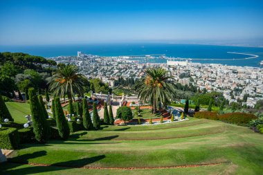 Bahai Bahçeleri 'nin panoramik manzarası ve Akdeniz kıyısındaki Hayfa Körfezi ve Liman. Hayfa, İsrail. 23 Temmuz 2019.