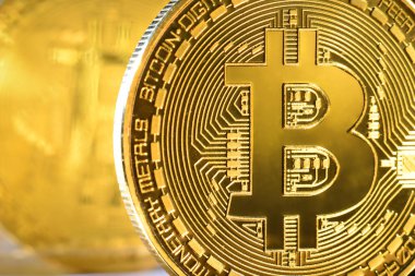 Altın arka planda altın Bitcoins. Sanal fotoğraf parası. Engelleme teknolojisi, bitcoin madencilik kavramı.