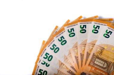 50 avroluk banknotlar. Boşluğu beyaz arkaplanda kopyala. Ekonomi ve ticaret sisteminin bir parçası olarak Euro banknotu. Yakın plan.