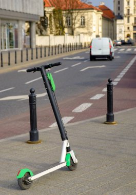 Elektrikli scooter yolda park etmiş. Modern ekolojik şehir mobiletleri kaldırım kenarında kiralık. Alternatif taşıma. E-scooterlar bir uygulama ile kiralanabilir