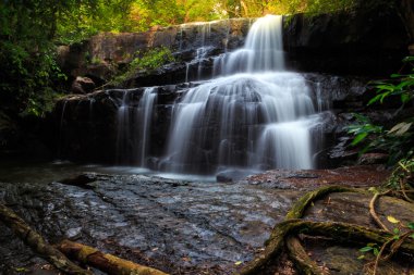 Tayland 'da su düşüyor.