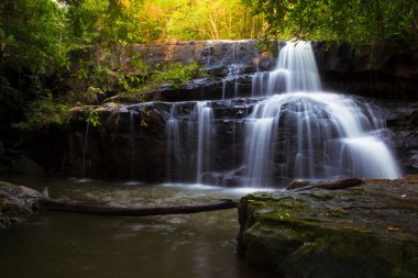 Tayland 'da su düşüyor.