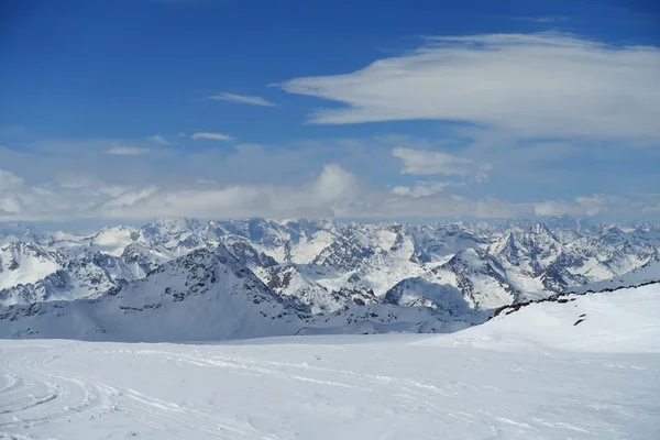 Elbrus Dağı 'ndan görüntü, 3700 metre yükseklikte. Dağ kayağı. Mart 2020