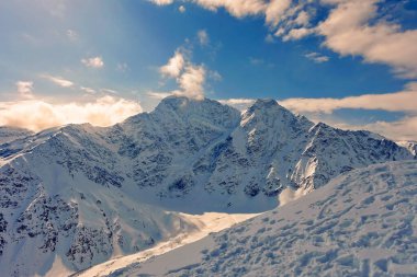 Cheget Dağı 'nın manzarası. Dağ kayağı. Mart 2020. 