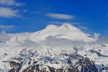 Elbrus. Cheget Dağı 'nın manzarası. Dağ kayağı. Mart 2020. 