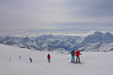 Elbrus Dağı 'ndan görüntü, 3700 metre yüksekliğinde. Dağ kayağı. Mart 2020