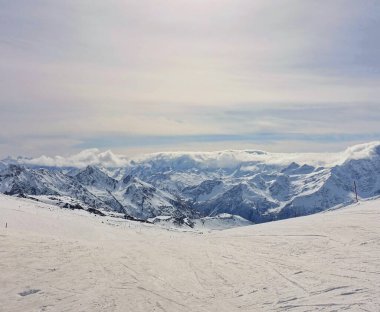 Elbrus Dağı 'ndan görüntü, 3700 metre yüksekliğinde. Dağ kayağı. Mart 2020