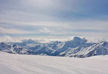 Elbrus Dağı 'ndan görüntü, 3700 metre yüksekliğinde. Dağ kayağı. Mart 2020