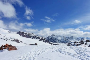 Elbrus Dağı 'ndan görüntü, 3700 metre yüksekliğinde. Dağ kayağı. Mart 2020