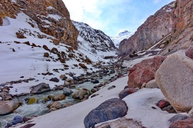 Azau şelalesi. Elbrus bölgesi. Ekolojik bir iz. Mart 2020