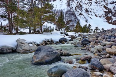 Azau şelalesi. Elbrus bölgesi. Ekolojik bir iz. Mart 2020