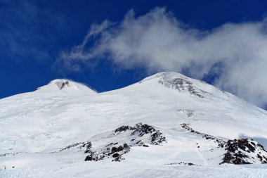 Elbrus Dağı 'ndan görüntü, 3700 metre yüksekliğinde. Dağ kayağı. Mart 2020