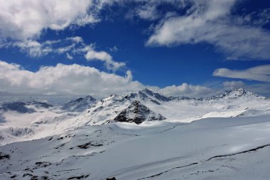 Elbrus Dağı 'ndan görüntü, 3700 metre yüksekliğinde. Dağ kayağı. Mart 2020