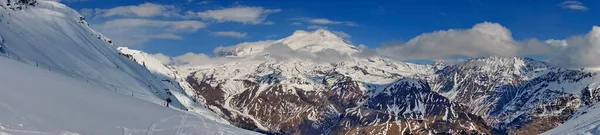 Cheget Dağı 'nın manzarası. Dağ kayağı. Mart 2020. 