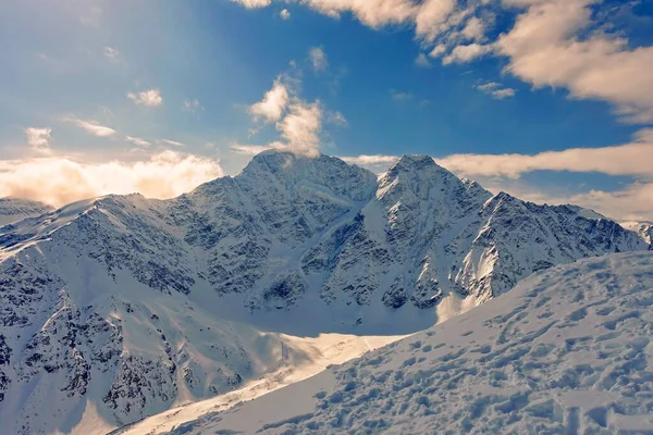 Cheget Dağı 'nın manzarası. Dağ kayağı. Mart 2020. 