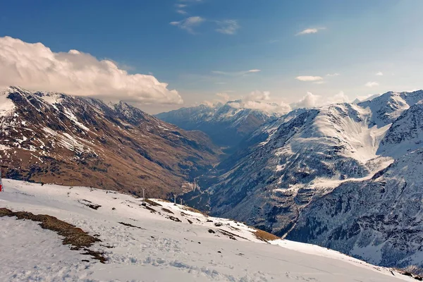 Cheget Dağı 'nın manzarası. Dağ kayağı. Mart 2020. 