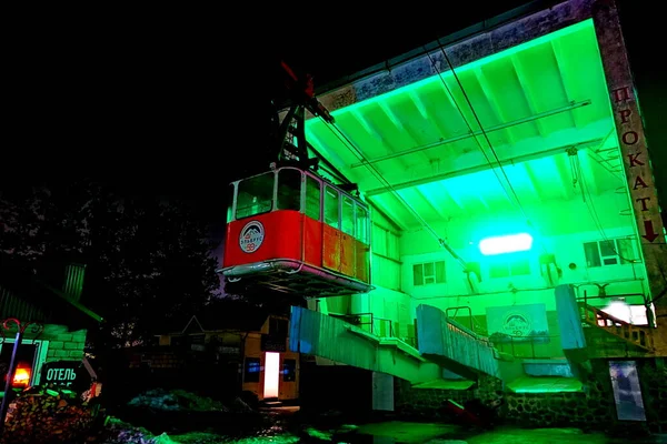Gece Elbrus teleferiği. Azau..