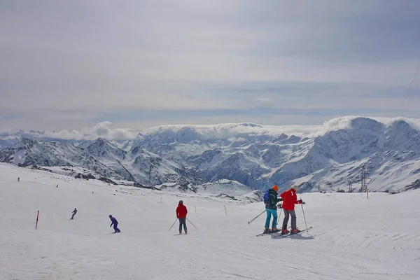 Elbrus Dağı 'ndan görüntü, 3700 metre yüksekliğinde. Dağ kayağı. Mart 2020
