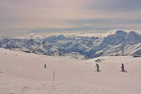 Elbrus Dağı 'ndan görüntü, 3700 metre yüksekliğinde. Dağ kayağı. Mart 2020
