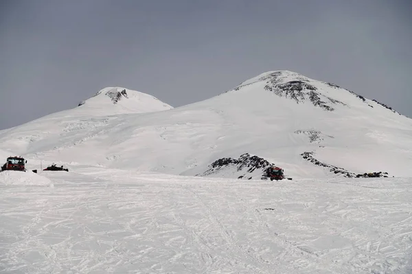 Elbrus Dağı 'ndan görüntü, 3700 metre yüksekliğinde. Dağ kayağı. Mart 2020