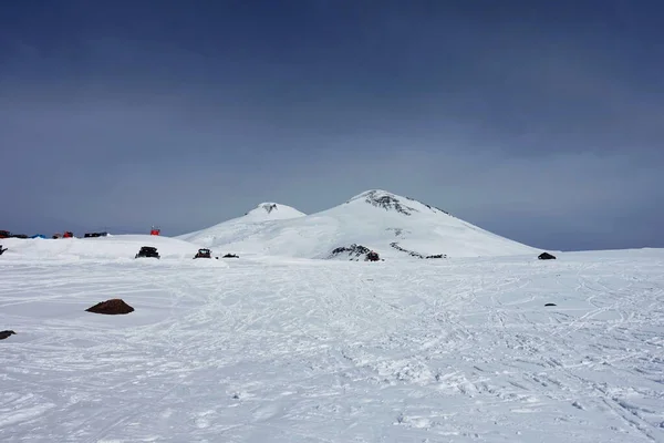 Elbrus Dağı 'ndan görüntü, 3700 metre yüksekliğinde. Dağ kayağı. Mart 2020