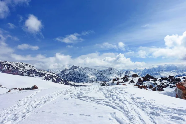 Elbrus Dağı 'ndan görüntü, 3700 metre yüksekliğinde. Dağ kayağı. Mart 2020
