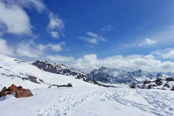 Elbrus Dağı 'ndan görüntü, 3700 metre yüksekliğinde. Dağ kayağı. Mart 2020