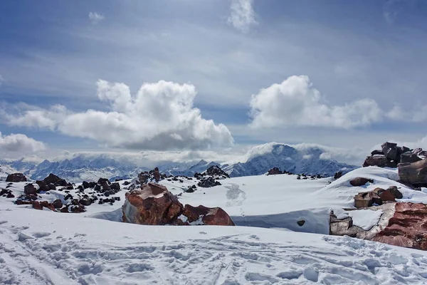 Elbrus Dağı 'ndan görüntü, 3700 metre yüksekliğinde. Dağ kayağı. Mart 2020