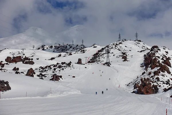 Elbrus Dağı 'ndan görüntü, 3700 metre yüksekliğinde. Dağ kayağı. Mart 2020