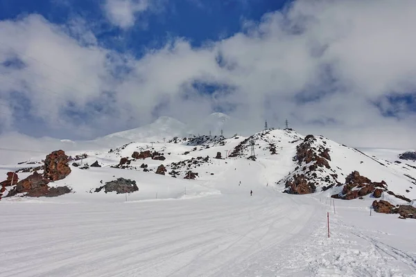 Elbrus Dağı 'ndan görüntü, 3700 metre yüksekliğinde. Dağ kayağı. Mart 2020