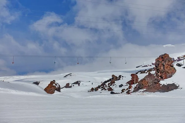 Elbrus Dağı 'ndan görüntü, 3700 metre yüksekliğinde. Dağ kayağı. Mart 2020