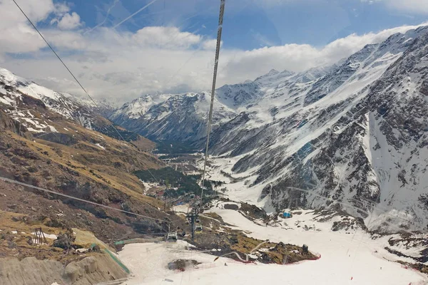Elbrus Dağı 'ndan görüntü, 3700 metre yüksekliğinde. Dağ kayağı. Mart 2020