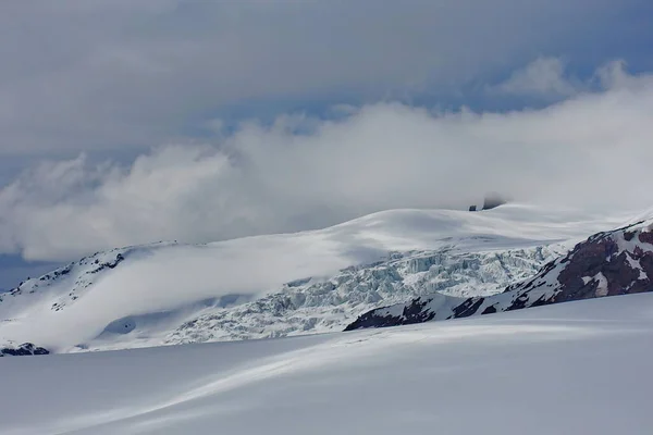 Elbrus Dağı 'ndan görüntü, 3700 metre yüksekliğinde. Dağ kayağı. Mart 2020