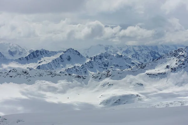 Elbrus Dağı 'ndan görüntü, 3700 metre yüksekliğinde. Dağ kayağı. Mart 2020