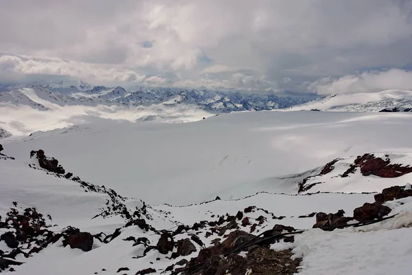 Elbrus Dağı 'ndan görüntü, 3700 metre yüksekliğinde. Dağ kayağı. Mart 2020